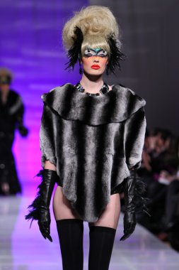 New york - 15 Şubat: manken new yorker Hotel catalin botezatu moda pistte couture moda haftası 15 Şubat 2013 tarihinde new York'ta yürür