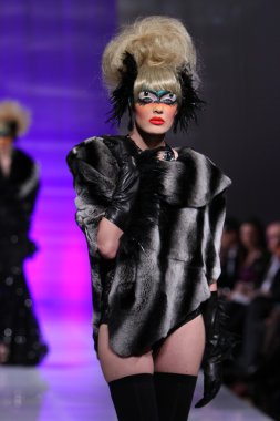 New york - 15 Şubat: manken new yorker Hotel catalin botezatu moda pistte couture moda haftası 15 Şubat 2013 tarihinde new York'ta yürür