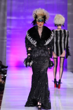 New york - 15 Şubat: manken new yorker Hotel catalin botezatu moda pistte couture moda haftası 15 Şubat 2013 tarihinde new York'ta yürür