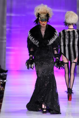 New york - 15 Şubat: manken new yorker Hotel catalin botezatu moda pistte couture moda haftası 15 Şubat 2013 tarihinde new York'ta yürür