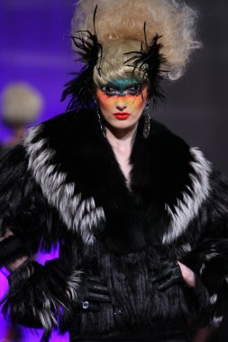 New york - 15 Şubat: manken new yorker Hotel catalin botezatu moda pistte couture moda haftası 15 Şubat 2013 tarihinde new York'ta yürür