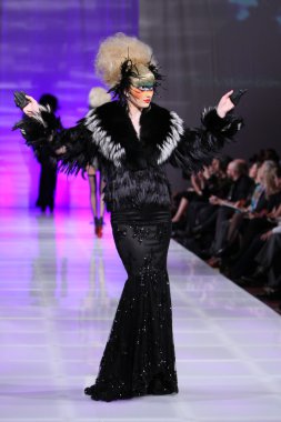 New york - 15 Şubat: manken new yorker Hotel catalin botezatu moda pistte couture moda haftası 15 Şubat 2013 tarihinde new York'ta yürür