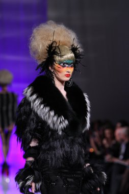 New york - 15 Şubat: manken new yorker Hotel catalin botezatu moda pistte couture moda haftası 15 Şubat 2013 tarihinde new York'ta yürür