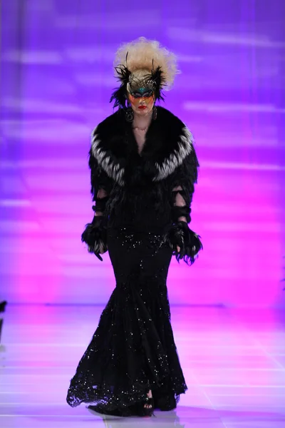 New york - 15 februari: een model wandelingen op de catalin botezatu mode baan bij het new yorker hotel tijdens couture fashionweek op 15 februari 2013 in new york city — Stockfoto