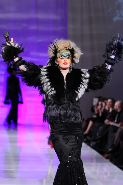 НЬЮ-ЙОРК - 15 февраля 2013 года во время Недели моды в Нью-Йорке модель гуляет по модной подиумной полосе Catalin Botezatu в отеле The New Yorker Hotel — стоковое фото