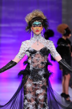 New york - 15 Şubat: manken new yorker Hotel catalin botezatu moda pistte couture moda haftası 15 Şubat 2013 tarihinde new York'ta yürür