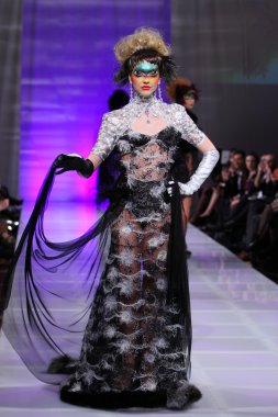 New york - 15 Şubat: manken new yorker Hotel catalin botezatu moda pistte couture moda haftası 15 Şubat 2013 tarihinde new York'ta yürür