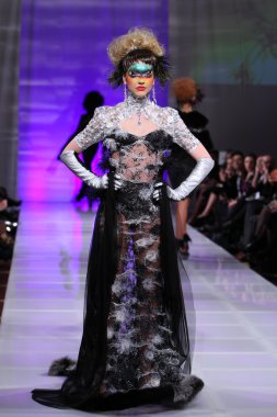 New york - 15 Şubat: manken new yorker Hotel catalin botezatu moda pistte couture moda haftası 15 Şubat 2013 tarihinde new York'ta yürür