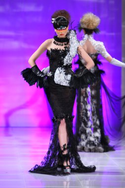 New york - 15 Şubat: manken new yorker Hotel catalin botezatu moda pistte couture moda haftası 15 Şubat 2013 tarihinde new York'ta yürür