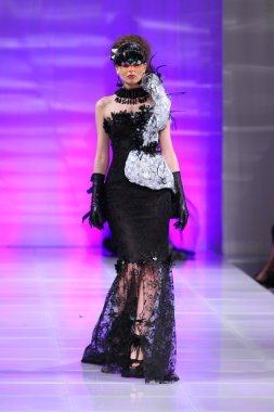New york - 15 Şubat: manken new yorker Hotel catalin botezatu moda pistte couture moda haftası 15 Şubat 2013 tarihinde new York'ta yürür