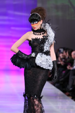 New york - 15 Şubat: manken new yorker Hotel catalin botezatu moda pistte couture moda haftası 15 Şubat 2013 tarihinde new York'ta yürür