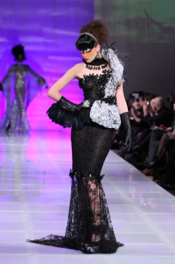 New york - 15 Şubat: manken new yorker Hotel catalin botezatu moda pistte couture moda haftası 15 Şubat 2013 tarihinde new York'ta yürür