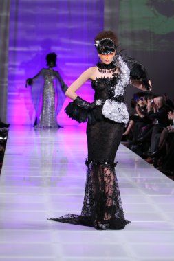 New york - 15 Şubat: manken new yorker Hotel catalin botezatu moda pistte couture moda haftası 15 Şubat 2013 tarihinde new York'ta yürür