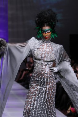 New york - 15 Şubat: manken new yorker Hotel catalin botezatu moda pistte couture moda haftası 15 Şubat 2013 tarihinde new York'ta yürür
