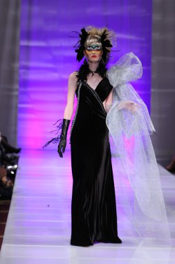 New york - 15 Şubat: manken new yorker Hotel catalin botezatu moda pistte couture moda haftası 15 Şubat 2013 tarihinde new York'ta yürür