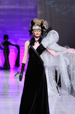 New york - 15 Şubat: manken new yorker Hotel catalin botezatu moda pistte couture moda haftası 15 Şubat 2013 tarihinde new York'ta yürür