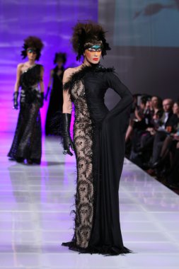 New york - 15 Şubat: manken new yorker Hotel catalin botezatu moda pistte couture moda haftası 15 Şubat 2013 tarihinde new York'ta yürür