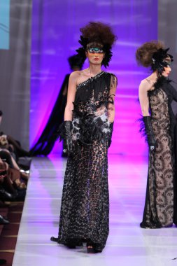New york - 15 Şubat: manken new yorker Hotel catalin botezatu moda pistte couture moda haftası 15 Şubat 2013 tarihinde new York'ta yürür
