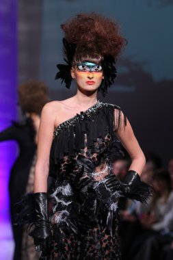 New york - 15 Şubat: manken new yorker Hotel catalin botezatu moda pistte couture moda haftası 15 Şubat 2013 tarihinde new York'ta yürür