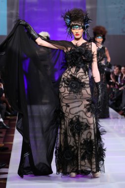 New york - 15 Şubat: manken new yorker Hotel catalin botezatu moda pistte couture moda haftası 15 Şubat 2013 tarihinde new York'ta yürür