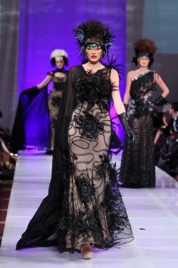 New york - 15 Şubat: manken new yorker Hotel catalin botezatu moda pistte couture moda haftası 15 Şubat 2013 tarihinde new York'ta yürür