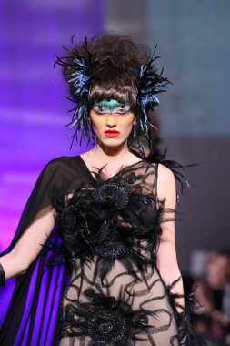 New york - 15 Şubat: manken new yorker Hotel catalin botezatu moda pistte couture moda haftası 15 Şubat 2013 tarihinde new York'ta yürür