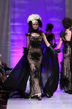 New york - 15 Şubat: manken new yorker Hotel catalin botezatu moda pistte couture moda haftası 15 Şubat 2013 tarihinde new York'ta yürür