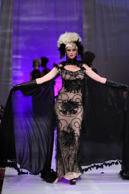 New york - 15 Şubat: manken new yorker Hotel catalin botezatu moda pistte couture moda haftası 15 Şubat 2013 tarihinde new York'ta yürür