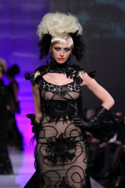New york - 15 Şubat: manken new yorker Hotel catalin botezatu moda pistte couture moda haftası 15 Şubat 2013 tarihinde new York'ta yürür