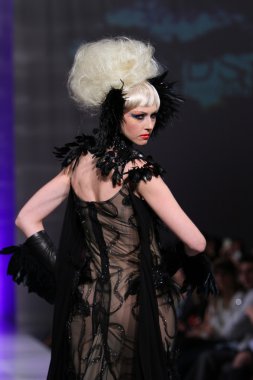 New york - 15 Şubat: manken new yorker Hotel catalin botezatu moda pistte couture moda haftası 15 Şubat 2013 tarihinde new York'ta yürür