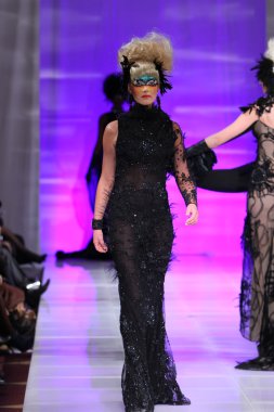 New york - 15 Şubat: manken new yorker Hotel catalin botezatu moda pistte couture moda haftası 15 Şubat 2013 tarihinde new York'ta yürür