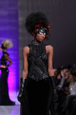 New york - 15 Şubat: manken new yorker Hotel catalin botezatu moda pistte couture moda haftası 15 Şubat 2013 tarihinde new York'ta yürür