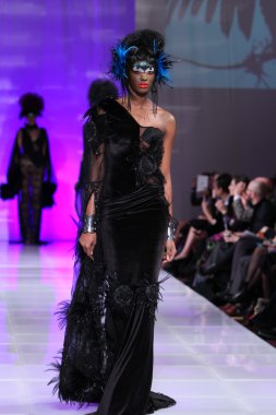 New york - 15 Şubat: manken new yorker Hotel catalin botezatu moda pistte couture moda haftası 15 Şubat 2013 tarihinde new York'ta yürür