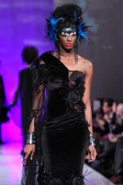 New york - 15 Şubat: manken new yorker Hotel catalin botezatu moda pistte couture moda haftası 15 Şubat 2013 tarihinde new York'ta yürür