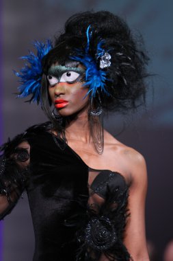 New york - 15 Şubat: manken new yorker Hotel catalin botezatu moda pistte couture moda haftası 15 Şubat 2013 tarihinde new York'ta yürür