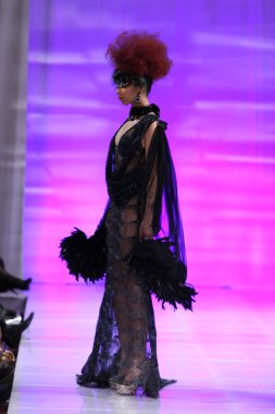 New york - 15 Şubat: manken new yorker Hotel catalin botezatu moda pistte couture moda haftası 15 Şubat 2013 tarihinde new York'ta yürür