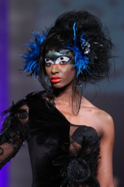 New york - 15 Şubat: manken new yorker Hotel catalin botezatu moda pistte couture moda haftası 15 Şubat 2013 tarihinde new York'ta yürür