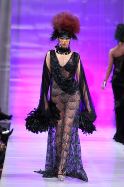 New york - 15 Şubat: manken new yorker Hotel catalin botezatu moda pistte couture moda haftası 15 Şubat 2013 tarihinde new York'ta yürür