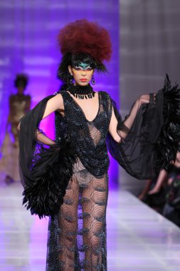 New york - 15 Şubat: manken new yorker Hotel catalin botezatu moda pistte couture moda haftası 15 Şubat 2013 tarihinde new York'ta yürür