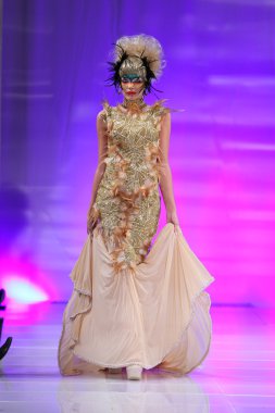 New york - 15 Şubat: manken new yorker Hotel catalin botezatu moda pistte couture moda haftası 15 Şubat 2013 tarihinde new York'ta yürür