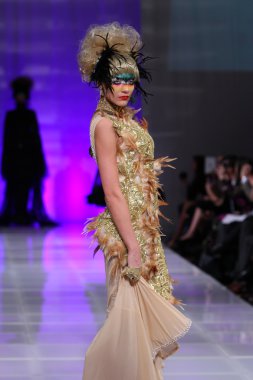 New york - 15 Şubat: manken new yorker Hotel catalin botezatu moda pistte couture moda haftası 15 Şubat 2013 tarihinde new York'ta yürür
