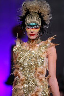 New york - 15 Şubat: manken new yorker Hotel catalin botezatu moda pistte couture moda haftası 15 Şubat 2013 tarihinde new York'ta yürür