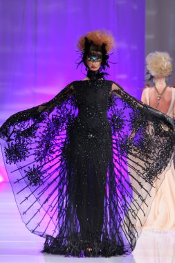 New york - 15 Şubat: manken new yorker Hotel catalin botezatu moda pistte couture moda haftası 15 Şubat 2013 tarihinde new York'ta yürür
