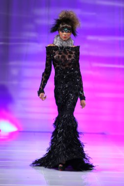 New york - 15 Şubat: manken new yorker Hotel catalin botezatu moda pistte couture moda haftası 15 Şubat 2013 tarihinde new York'ta yürür