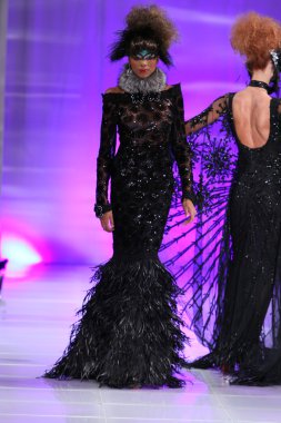 New york - 15 Şubat: manken new yorker Hotel catalin botezatu moda pistte couture moda haftası 15 Şubat 2013 tarihinde new York'ta yürür
