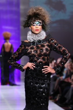 New york - 15 Şubat: manken new yorker Hotel catalin botezatu moda pistte couture moda haftası 15 Şubat 2013 tarihinde new York'ta yürür