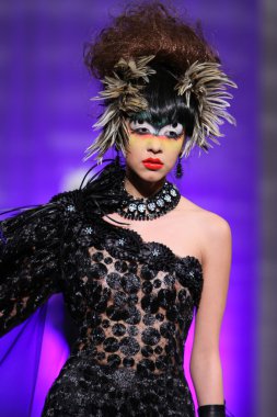 New york - 15 Şubat: manken new yorker Hotel catalin botezatu moda pistte couture moda haftası 15 Şubat 2013 tarihinde new York'ta yürür