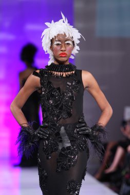 New york - 15 Şubat: manken new yorker Hotel catalin botezatu moda pistte couture moda haftası 15 Şubat 2013 tarihinde new York'ta yürür