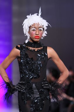 New york - 15 Şubat: manken new yorker Hotel catalin botezatu moda pistte couture moda haftası 15 Şubat 2013 tarihinde new York'ta yürür