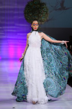 New york - 15 Şubat: manken new yorker Hotel catalin botezatu moda pistte couture moda haftası 15 Şubat 2013 tarihinde new York'ta yürür